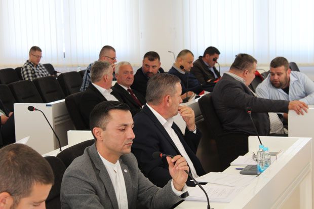 ЖУЧНА РАСПРАВА: Усвојен буџет, пљуштале увреде